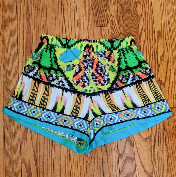 Gianni Bini Pants - EUC✨ GB Gianni Bini Boho Villa High Waisted Multicolor Tribal Aztec Print Shorts